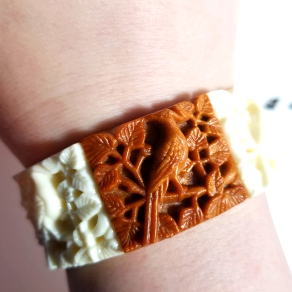 Vintage bird bracelet brown and off white color early plastic stretch ti…